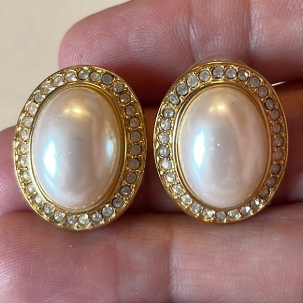 Vintage Marvella Gold Tone Oval W/Faux Diamonds & Large Pearl Pierced Earrings.